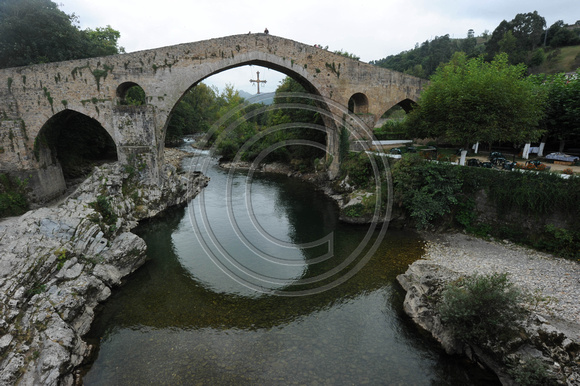 Puente romano sobre río Sella, Cangas de Onís, Asturias