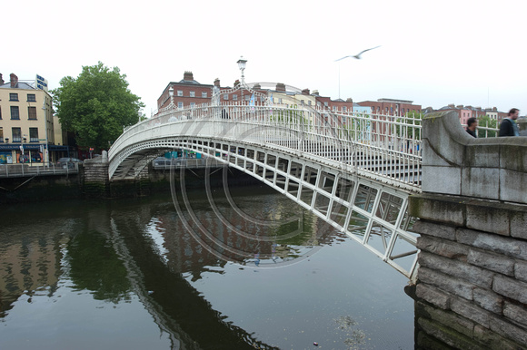 Dublin, Ha'penny bridge over river Liffey